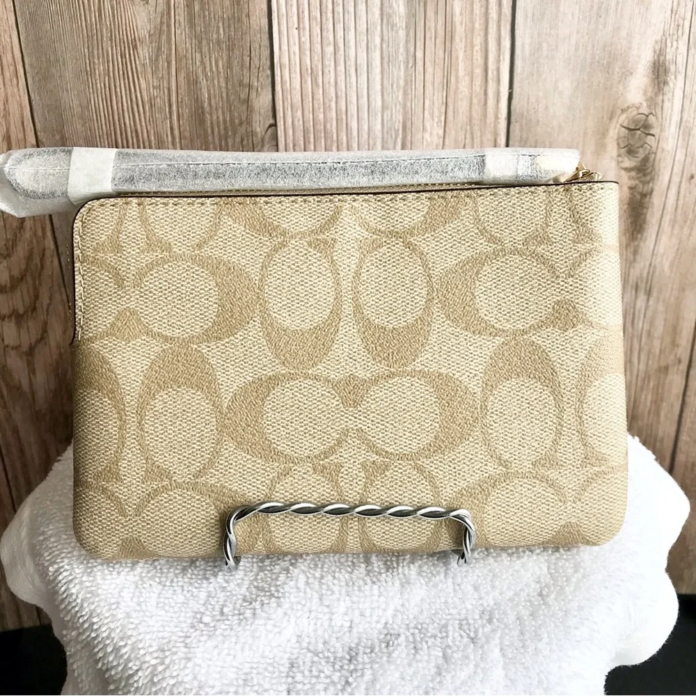 🆕Coach Corner Zip Wristlet